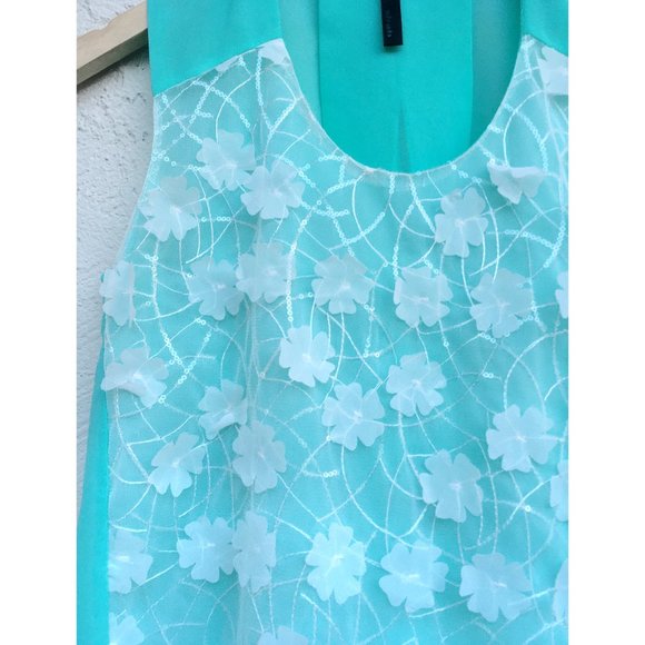 Chiffon Top with Textured Flower Applique (S) - Picture 4 of 4